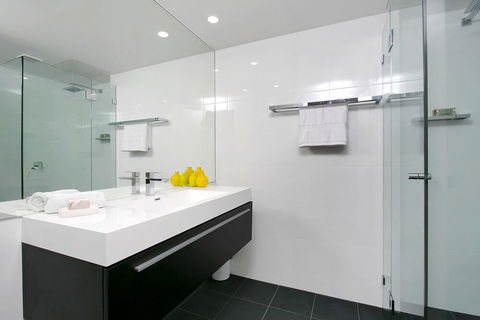 Newly Renovate Immaculate Cremorne One Bedroom Apartment CREM4 - Kalgoorlie Accommodation 1