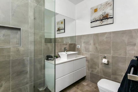 BENGALEE EXECUTIVE TOWNHOUSE MODERN & STYLISH - Kalgoorlie Accommodation 1