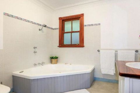Treetops Elegant Inviting Designer Cedar Home - Kalgoorlie Accommodation 4