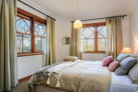 Treetops Elegant Inviting Designer Cedar Home - Kalgoorlie Accommodation 2