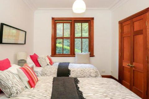 Treetops Elegant Inviting Designer Cedar Home - Kalgoorlie Accommodation 3