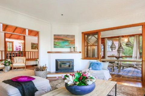 Treetops Elegant Inviting Designer Cedar Home - Kalgoorlie Accommodation 6