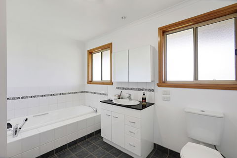 Yarragon 4 Bedroom House In Gippsland - Kalgoorlie Accommodation 5