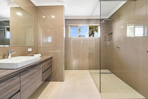 CANAL HOME NEAR MOOLOOLABA Kooringal - Kalgoorlie Accommodation 4
