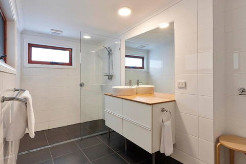 DOLPHIN LOOKOUT COTTAGE Amazing Views Of The Bay Of Fires - Kalgoorlie Accommodation 1