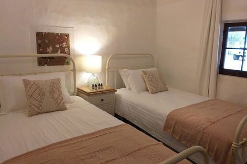 Pines Cottage - Kalgoorlie Accommodation 4
