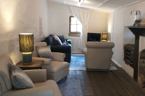 Pines Cottage - Kalgoorlie Accommodation 2