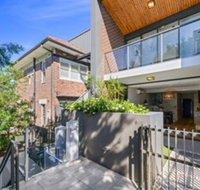 HomeHotel High End 3 Bedroom Terrace with Parking - Kalgoorlie Accommodation