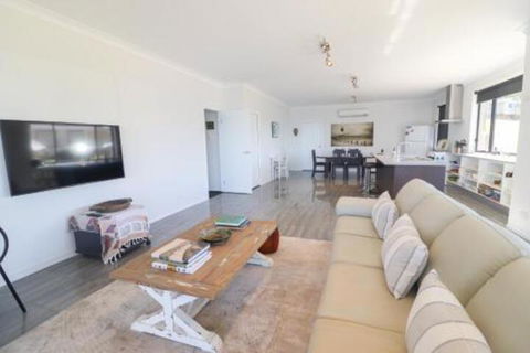 Elysium Lakehouse - Kalgoorlie Accommodation 7