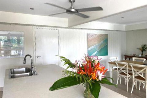 Absolute Lakefront Port Douglas - Kalgoorlie Accommodation 4