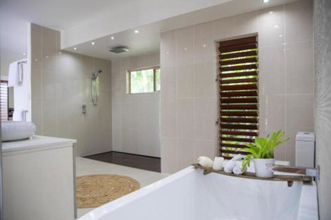 Absolute Lakefront Port Douglas - Kalgoorlie Accommodation 3