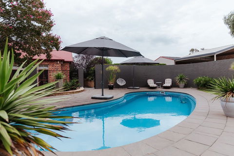 Magnificent Cotillion By Your Innkeeper - Kalgoorlie Accommodation 1