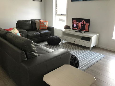 Discover Warilla Bright & Airy Townhouse Near The Beach & Lake - Kalgoorlie Accommodation 6