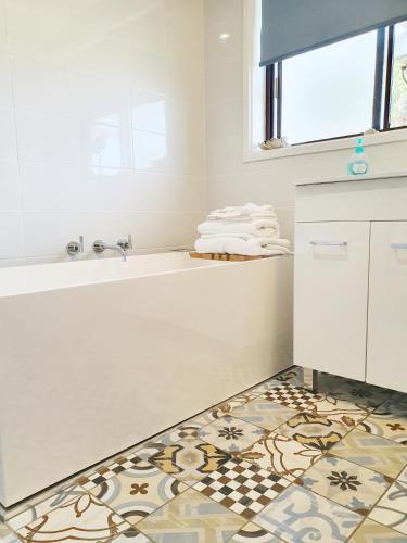 Marazul BEST DEAL Stone Bathtub WIFI Functional - Kalgoorlie Accommodation 0
