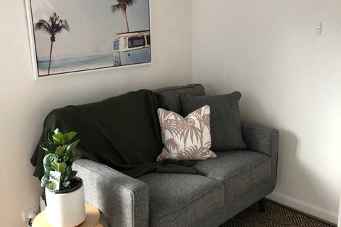 Sun-drenched 1 Bed Studio Apartment In Newtown - Kalgoorlie Accommodation 3