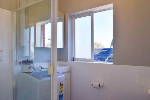Sun-drenched 1 Bed Studio Apartment In Newtown - Kalgoorlie Accommodation 2