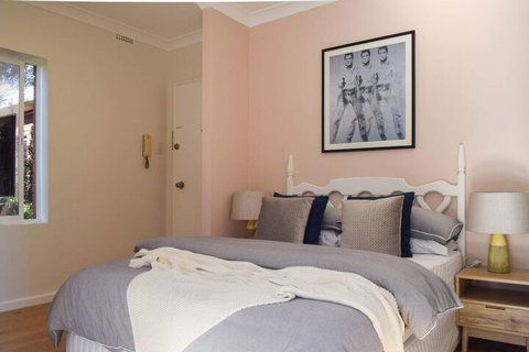 Sun-drenched 1 Bed Studio Apartment In Newtown - Kalgoorlie Accommodation 1