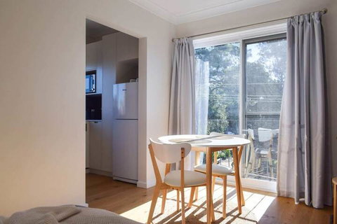 Sun-drenched 1 Bed Studio Apartment In Newtown - Kalgoorlie Accommodation 4