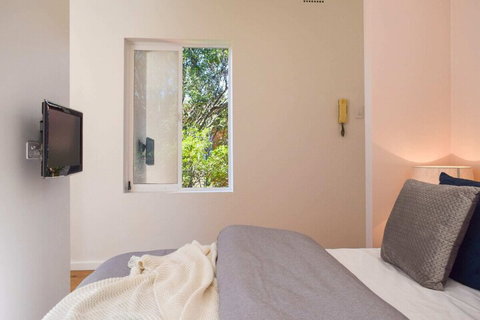 Sun-drenched 1 Bed Studio Apartment In Newtown - Kalgoorlie Accommodation 5