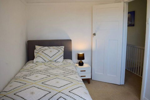 Comfortable 3 Bedroom Apartment In Trendy Haberfield - Kalgoorlie Accommodation 4
