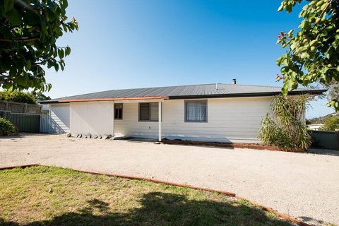 Chillax - Kalgoorlie Accommodation 4