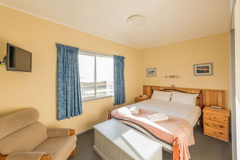 MARLO - Kalgoorlie Accommodation 6