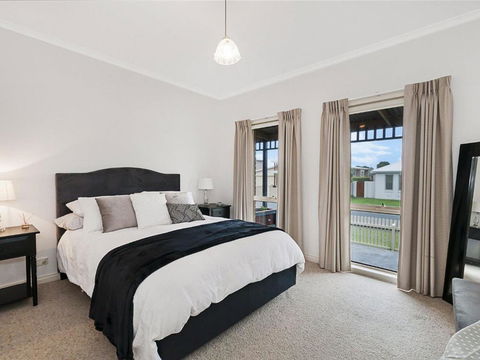 GUILDFORD COTTAGE - Kalgoorlie Accommodation 6
