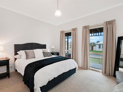 GUILDFORD COTTAGE - Kalgoorlie Accommodation 5