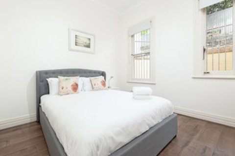 Stunning Sydney Home 2 - Kalgoorlie Accommodation 0