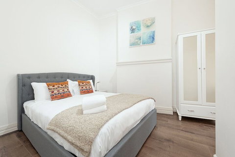 Stunning Sydney Home 2 - Kalgoorlie Accommodation 7