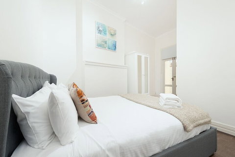 Stunning Sydney Home 2 - Kalgoorlie Accommodation 3