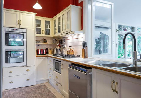 Rent Your Own Historic Hotel For Holidays & Events - Kalgoorlie Accommodation 4