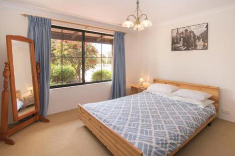 Bottlebrush - Kalgoorlie Accommodation 2