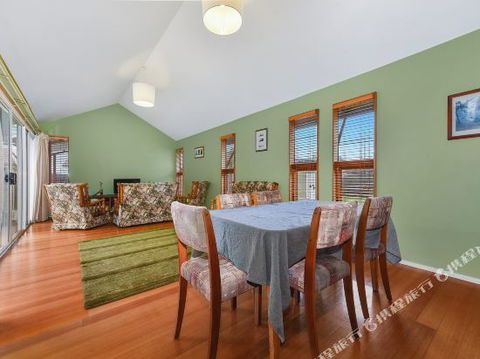 Family Friendly Weatherboard Cottage - Kalgoorlie Accommodation 3