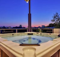 Darwin City Lights Jacuzzi - Kalgoorlie Accommodation