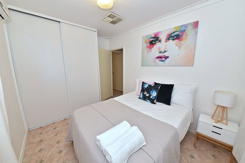 Comfy Home Near Airport & City 2280 - Kalgoorlie Accommodation 2