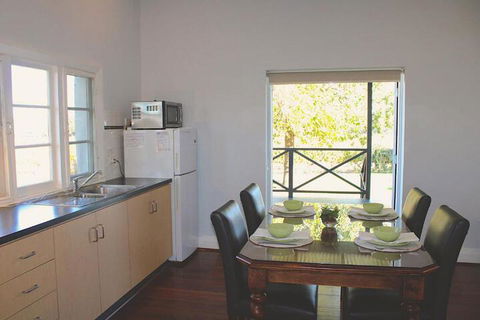 Upper Reach Spa Cottage - Kalgoorlie Accommodation 7