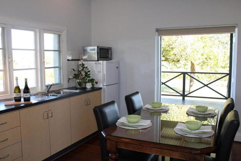 Upper Reach Spa Cottage - Kalgoorlie Accommodation 5