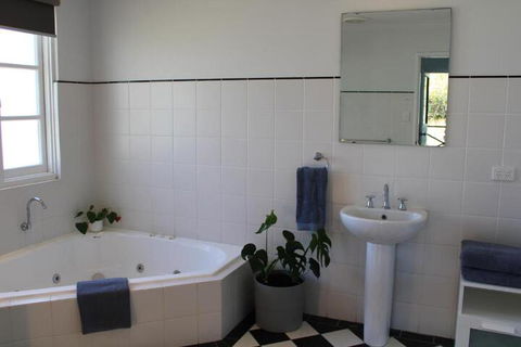 Upper Reach Spa Cottage - Kalgoorlie Accommodation 2