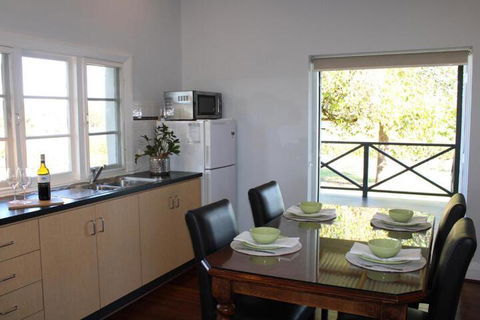 Upper Reach Spa Cottage - Kalgoorlie Accommodation 6