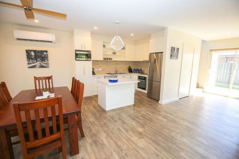 Amber Mist Villa One - Kalgoorlie Accommodation 4