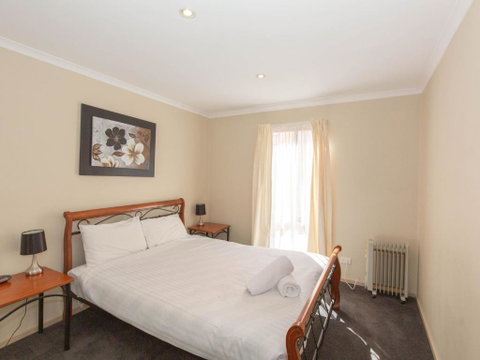 Acacia 5 / 2 Kirwan Close - Kalgoorlie Accommodation 2