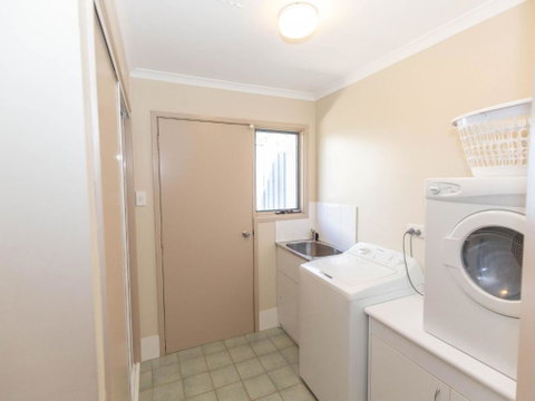Acacia 5 / 2 Kirwan Close - Kalgoorlie Accommodation 3