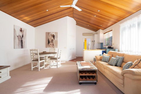 SAILS TWO INVERLOCH - Kalgoorlie Accommodation 3