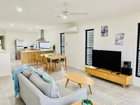 DAYDREAMING Airlie Beach Water Views & Only 200m To Boardwalk. - Kalgoorlie Accommodation 1