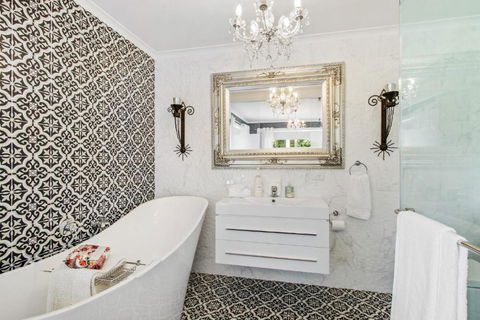 SUNNYDELL - Kalgoorlie Accommodation 4