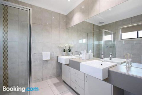 Cypress Townhouse 23 Suite - Kalgoorlie Accommodation 3