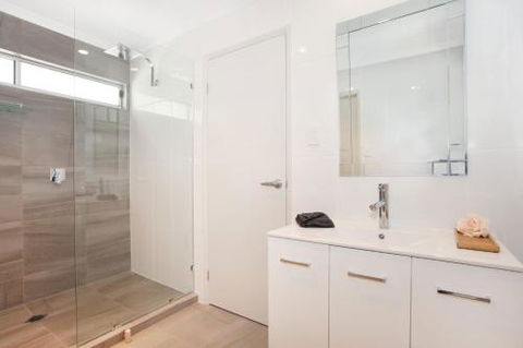 BEACH SHOPS & FABULOUS VACATION HOME! - Kalgoorlie Accommodation 3