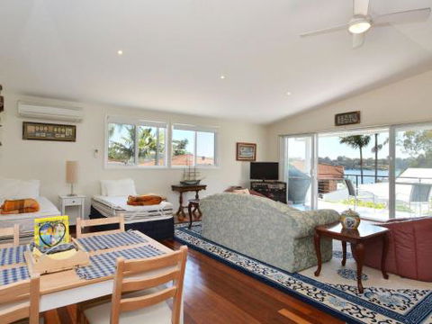 Morisset Waterfront 1bdr Studio Looking Over Trinity Marina - Kalgoorlie Accommodation 5