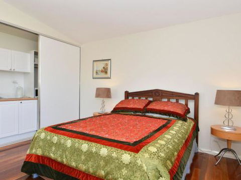 Morisset Waterfront 1bdr Studio Looking Over Trinity Marina - Kalgoorlie Accommodation 6
